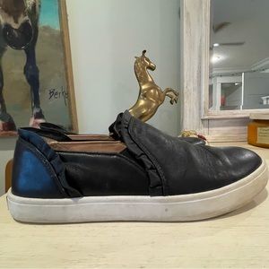 KATE SPADE black slip-on shoe in GENTLY USED CONDITION 🖤